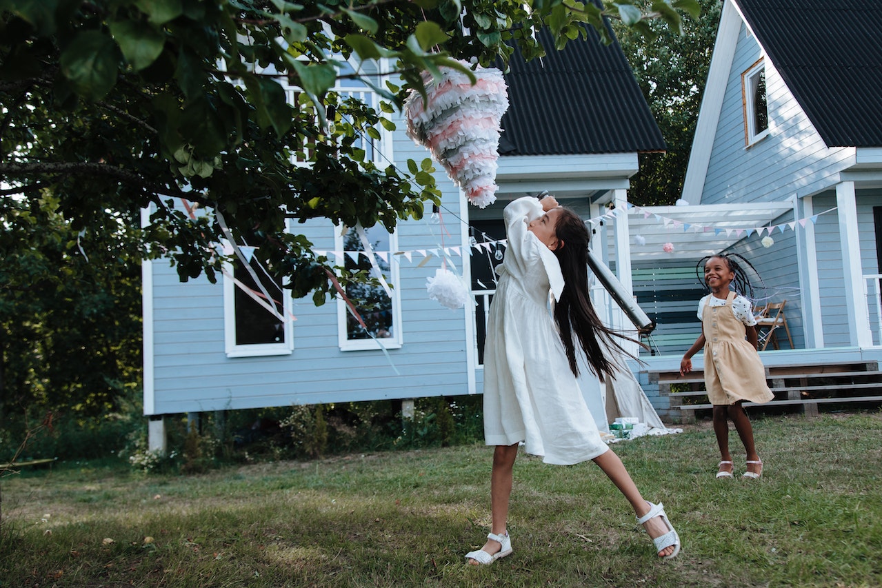 How to play piñata step by step at a kids party