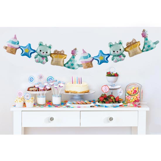 This balloon garland is easy to put up and sets up your party or photo wall quickly. Featuring cute designs of blue bears and party hats.
