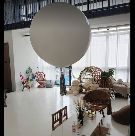 Jumbo Latex Balloons with helium delivered for the great birthday photoshoot.