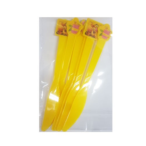 Pooh Plastic knives for the little ones to serve the birthday cake.